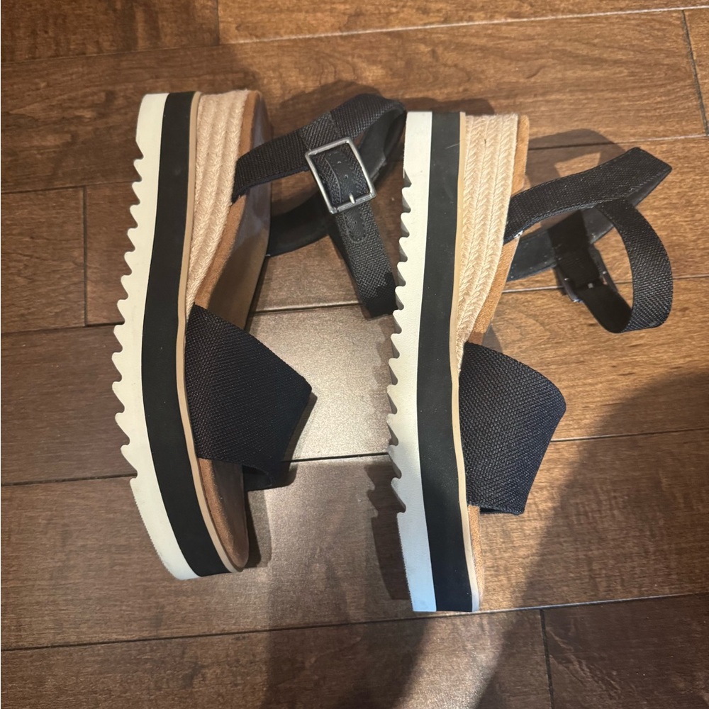 EUC TOMS Women's Black Sandals 9.5 - Picture 4 of 6